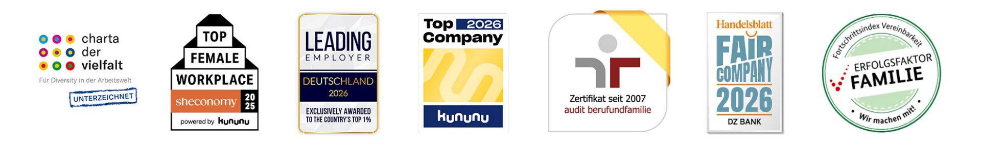 Das Bild zeigt eine Reihe von verschiedenen Logos oder Abzeichen. Diese scheinen verschiedene Auszeichnungen oder Zertifikate darzustellen, wie "Arbeiten der Zukunft", "Top Employer", "Fair Jobs", "Leading Employer", "Familienfreundlich" und ähnliches. Jedes Emblem ist individuell gestaltet und repräsentiert eine spezifische Anerkennung oder Bewertung.