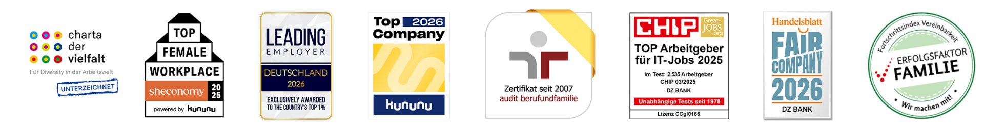 Das Bild zeigt eine Reihe von verschiedenen Logos oder Abzeichen von Auszeichnungen oder Zertifizierungen, die Unternehmen oder Organisationen möglicherweise für verschiedene Leistungen erhalten haben, wie "Top Employer Deutschland" oder "Fair Family".