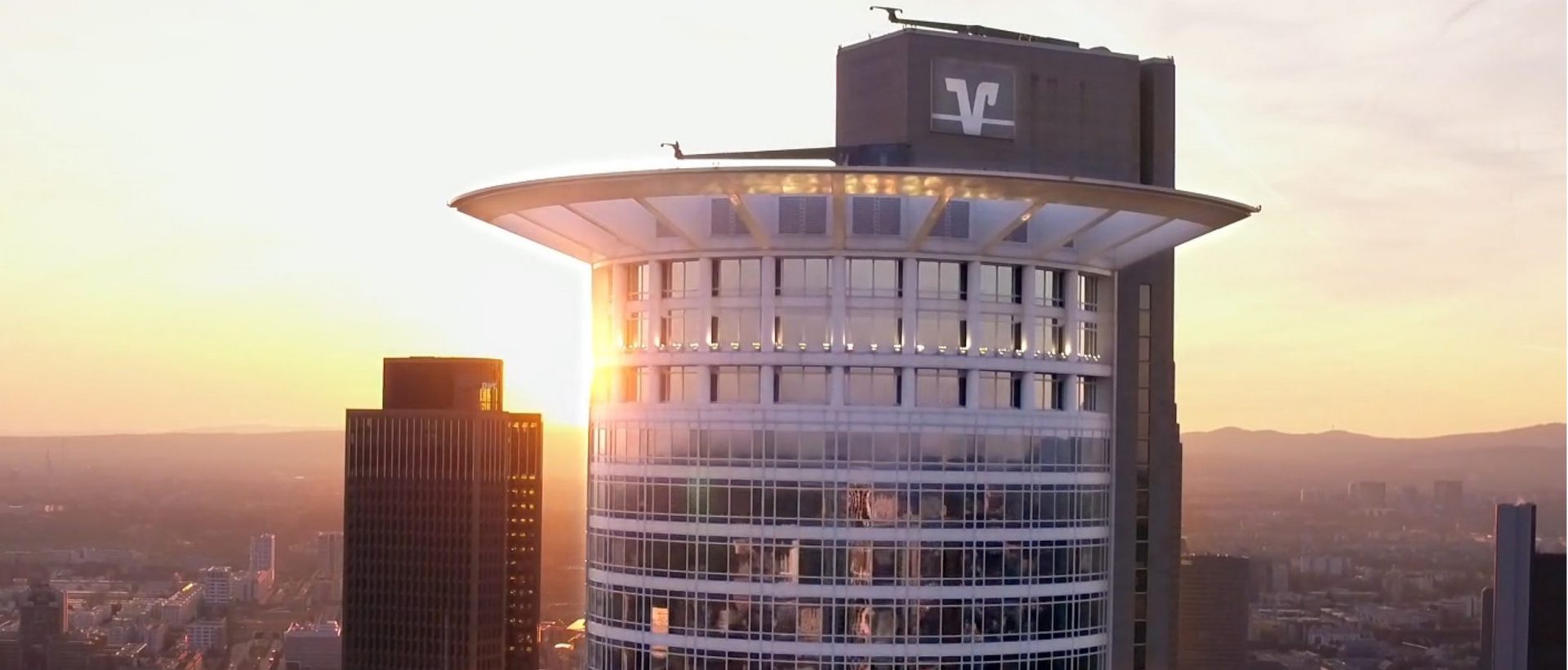 Das Bild zeigt den Westend Tower, auch bekannt als Westend 1 oder Westendstraße 1, einen der markanten Wolkenkratzer in Frankfurt am Main, Deutschland. Der Turm ist mit seinem charakteristischen runden Dach und seiner zentralen Lage im Bankenviertel der Stadt ein prominentes Wahrzeichen. Seine Architektur verbindet moderne Elemente mit traditionellen Designs und spiegelt die wirtschaftliche Bedeutung Frankfurts als Finanzmetropole wider.